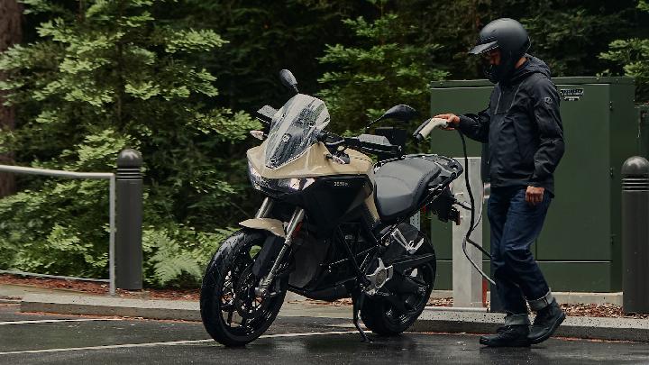 Menempuh 436,5 Km dalam Sekali Pengisian Daya, Sepeda Motor Listrik Zero DS Sabet Rekor Dunia