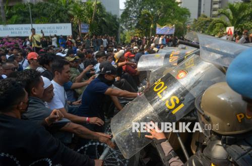 119 Orang Ditangkap Saat Kericuhan Eksekusi Aset Negara di Eks Hotel Sultan