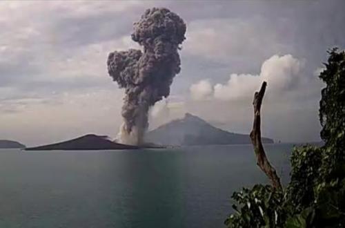 Abu Vulkanik dari Gunung Anak Krakatau Menyebar di Bandar Lampung, Warga Menggunakan Masker