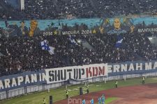 ---
Spanduk 'Shut Up KDM' Muncul di Pertandingan Persib vs Arema FC, Apa Artinya?

---