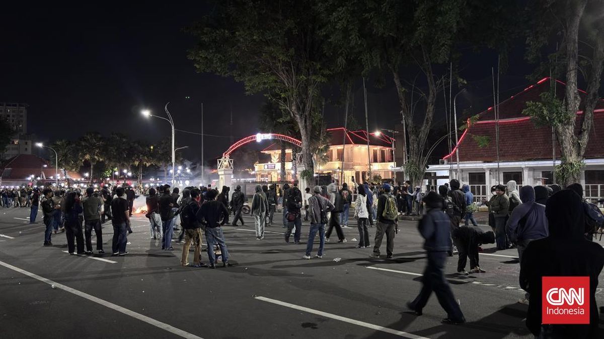 Polisi Amankan Belasan Peserta Aksi Demonstrasi di Surabaya