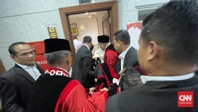 ---
Anwar Usman Terjatuh Usai Acara Wisuda Purnabakti di Gedung Mahkamah Konstitusi

---