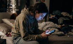 Dampak Negatif Kecanduan Doomscrolling dan Solusi yang Dapat Diterapkan