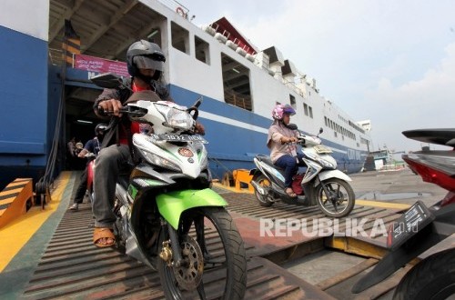 Basarnas Turunkan KN Permadi untuk Evakuasi Penumpang KMP Mutiara yang Terbakar