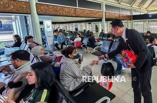Penumpukan Calon Penumpang di Bandara Soekarno-Hatta Akibat Pembatalan Penerbangan
