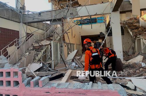 Gempa Magnitudo 7,7 Mengguncang NTT, Warga Berhamburan Keluar Rumah