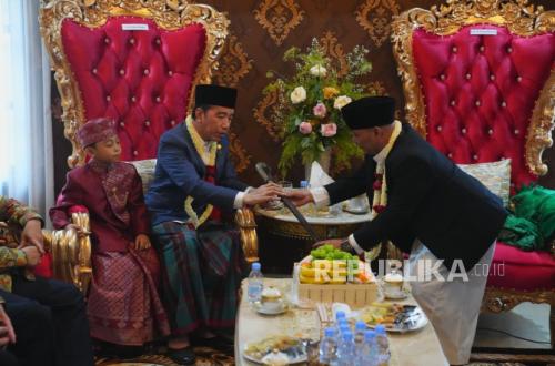 Jokowi Hadiri Syukuran Khitanan di Cirebon, Terima Pedang Naga Liman