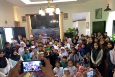 Boni Hargens Memimpin Doa Bersama Anak Yatim Piatu untuk Perdamaian Global