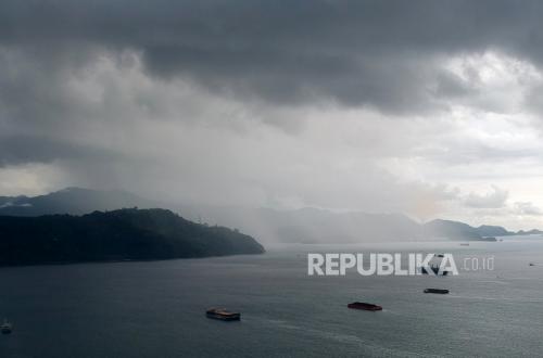 Peringatan Cuaca Ekstrem: Hujan Petir Mengancam Wilayah Barat Indonesia di Hari Ahad