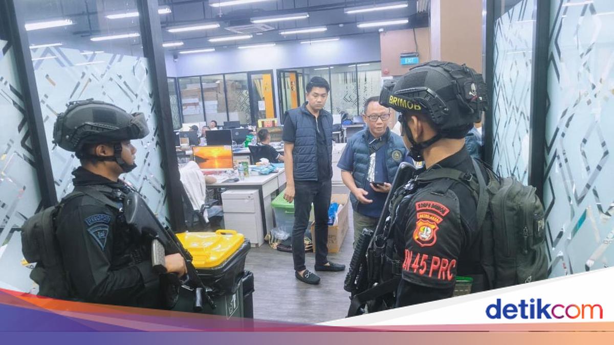 Penggerebekan Besar-besaran di Markas Judi Online Hayam Wuruk
