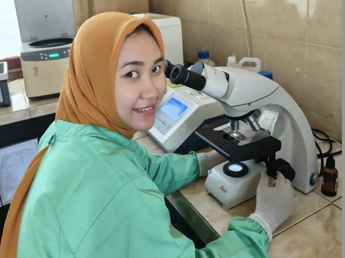 Transformasi Keterbatasan Menjadi Inovasi: Kisah Alumni Vokasi UNAIR Dicha Siwi Ramadhani