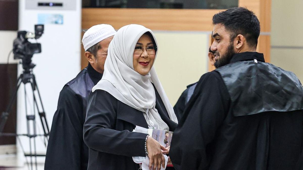 ---
Sidang Kasus Ijazah Palsu Jokowi Akan Dimulai Kembali Pekan Depan

---