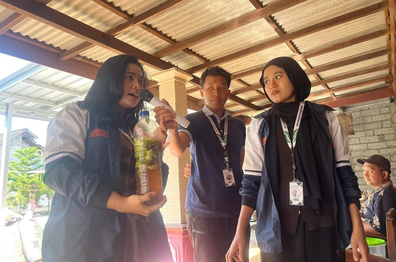 Mahasiswa KKN Undip Ajak Ibu PKK Desa Bojong Ciptakan Eco Enzyme untuk Kurangi Limbah