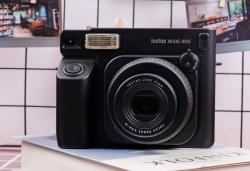 Fujifilm Instax Wide 400 Jet Black: Kamera Instan Modern Menghadapi Era Kecerdasan Buatan