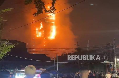 Kebakaran Melanda Gedung Bapenda DKI Jakarta, 20 Unit Pemadam Dikerahkan