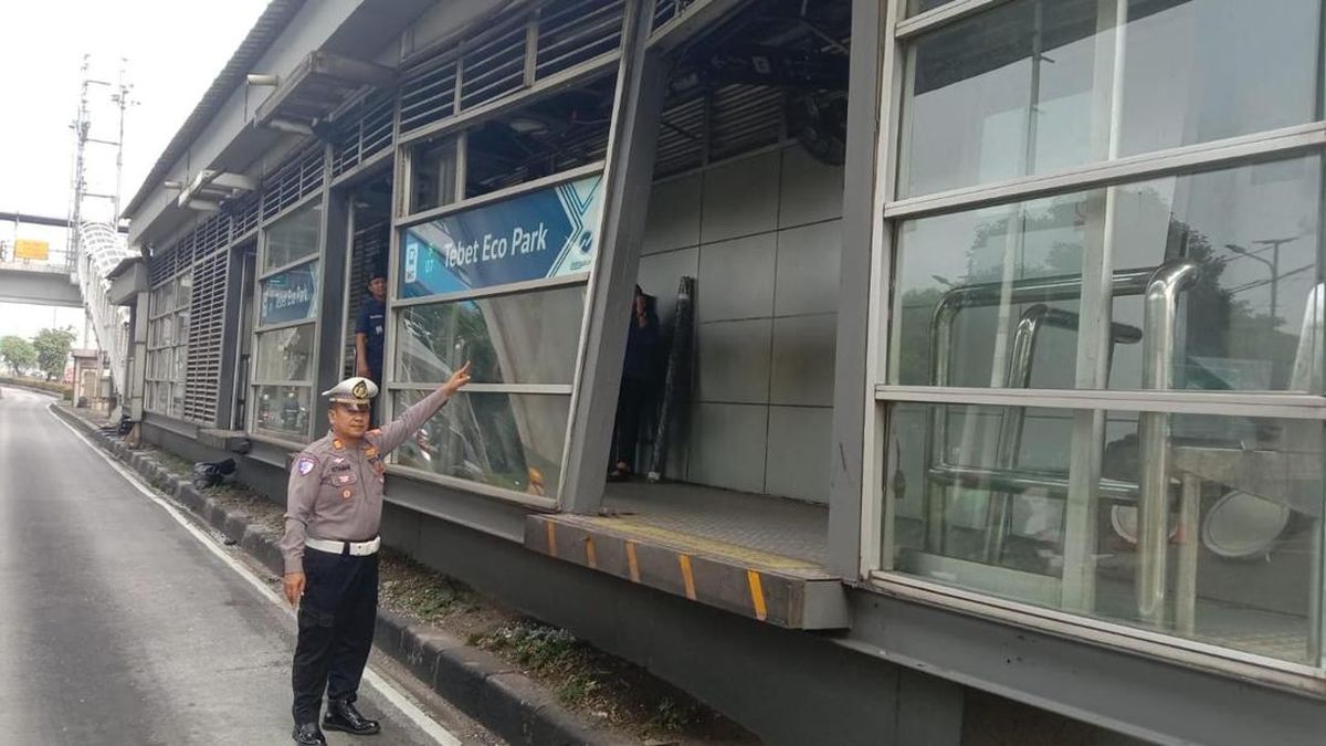 Truk Menabrak Halte TransJakarta di Tebet Eco Park, Pelaku Melarikan Diri