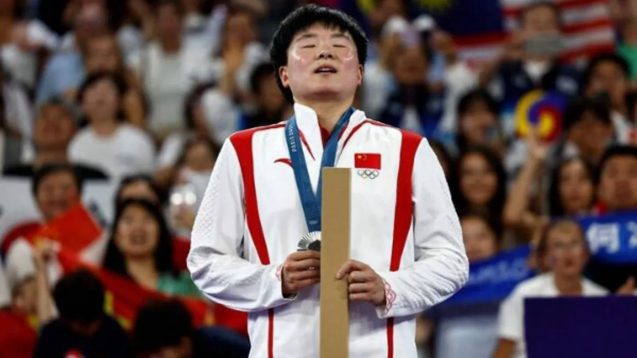 He Bingjiao Menerima Tunjangan Pensiun dari Pemerintah China