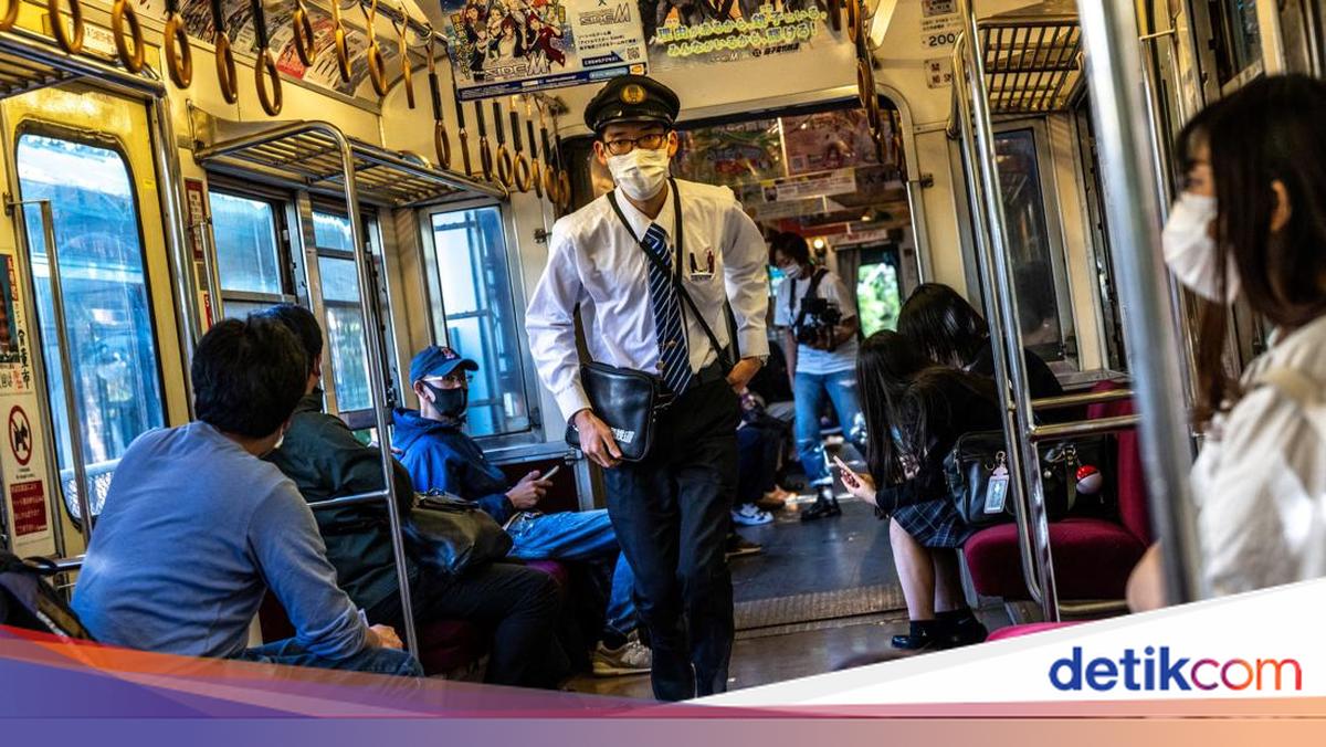 ---
Kejadian Mengejutkan di Kereta Jepang, Sepuluh Penumpang Dilarikan ke Rumah Sakit

---