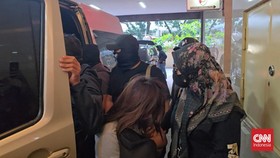 ---
Istri dan Anak Bandar Narkoba Koh Erwin Ditangkap di Rutan Bareskrim

---