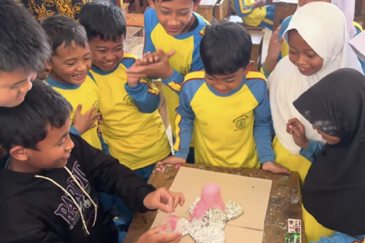 ITB Berikan Dukungan kepada Anak-Anak Korban Longsor Cisarua Melalui Kegiatan Edukatif dan Sains