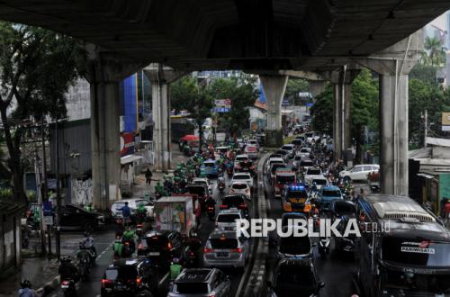 Jembatan Penyeberangan di Tendean Rusak Akibat Tabrakan dengan Truk
