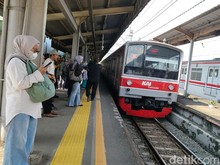 KA Jarak Jauh Tabrakan dengan KRL di Stasiun Bekasi Timur