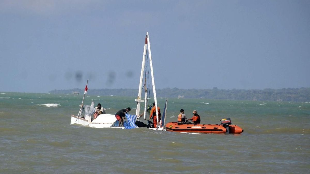 Kapal Bermuatan Besi Tenggelam di Gresik: Dua ABK Meninggal, Satu Masih Hilang