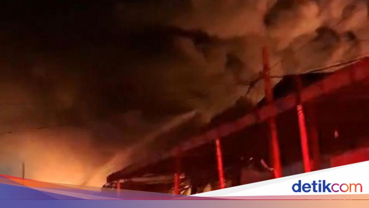 Kebakaran Hebat di Gudang Paket Jakarta Barat, Suara Ledakan Menggema