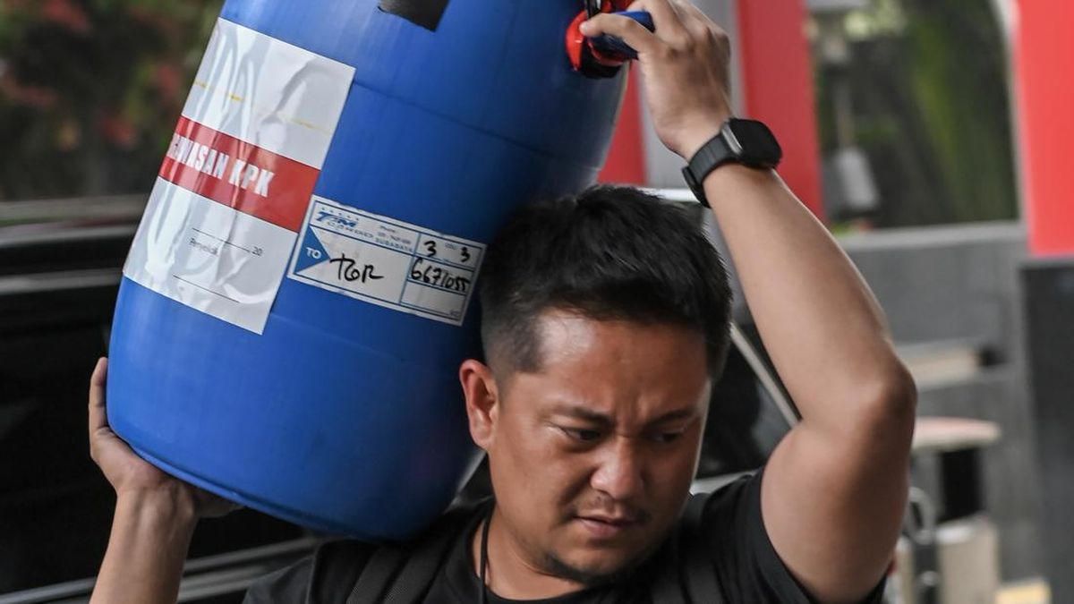 KPK Sita Uang Rp1,9 Miliar dari Tong Biru dalam OTT Bupati Klaten