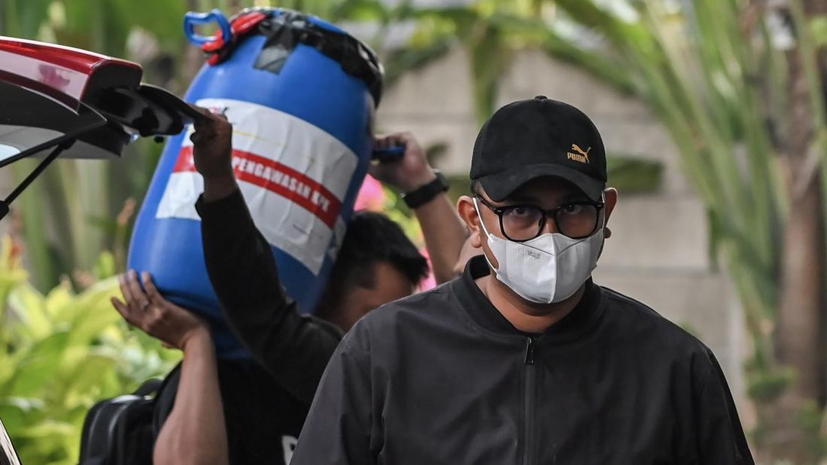 KPK Temukan Uang Korupsi Bupati Klaten Tersembunyi dalam Tong Berwarna Biru