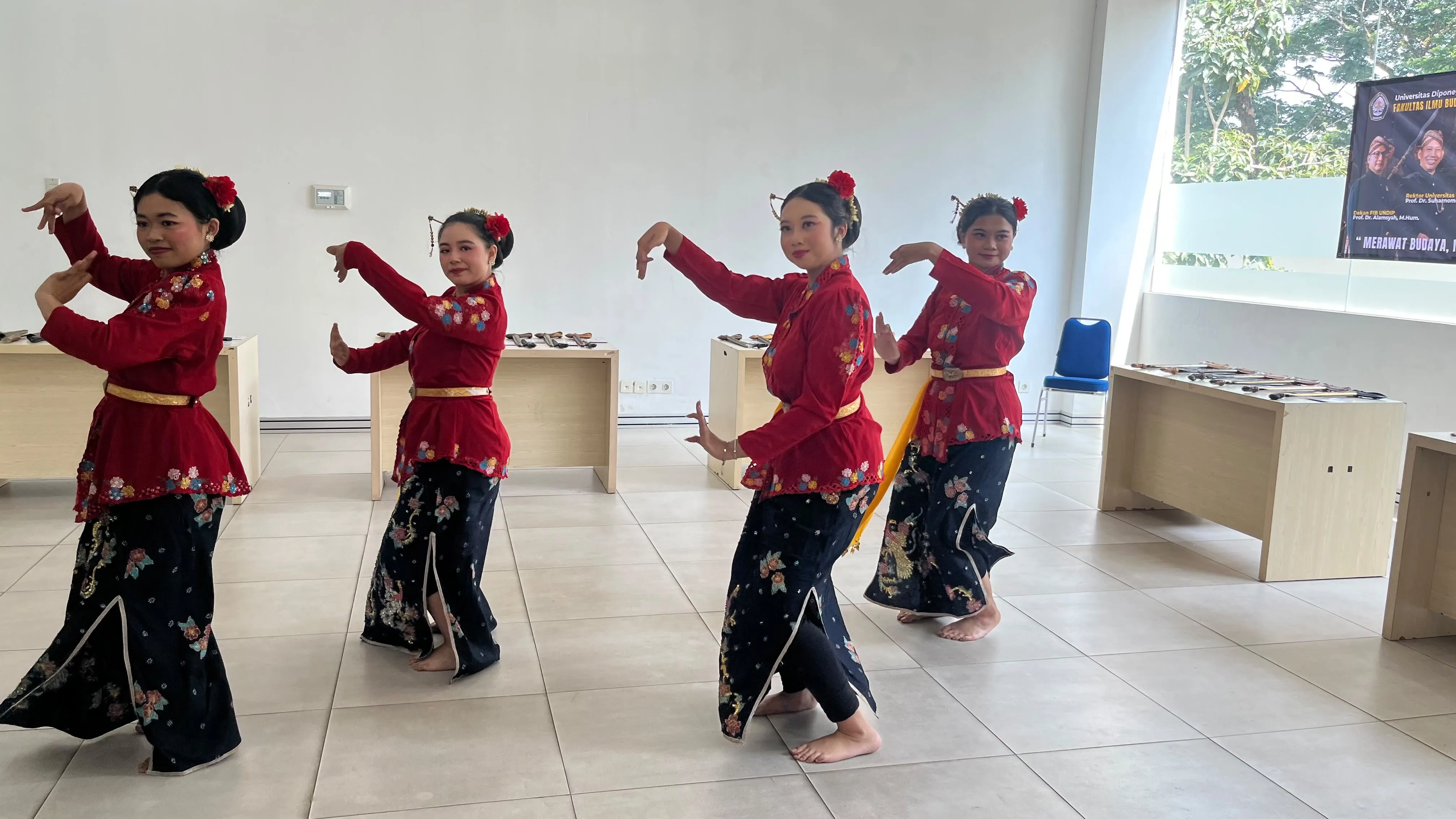 Upaya Mahasiswa FIB Undip dalam Melestarikan Tari Gambang Semarang Melalui Pendekatan Budaya Berbasis SDGs