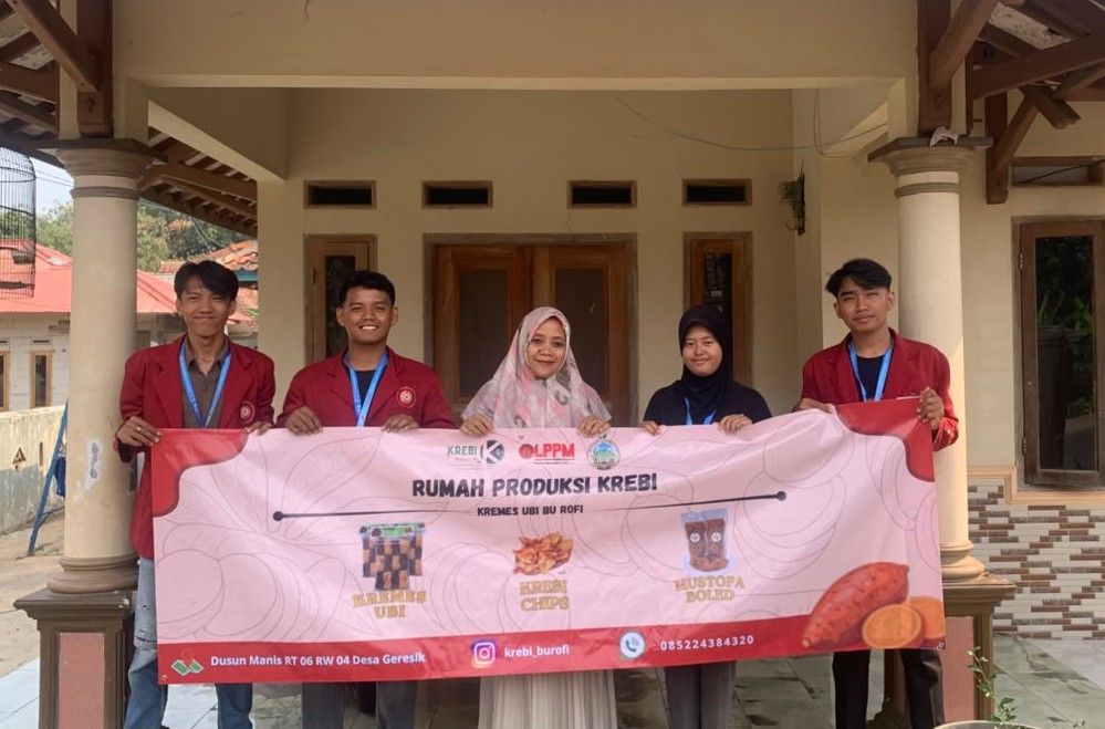 Mahasiswa KKM UMC Tingkatkan Citra Visual UMKM Kremes Ubi dengan Pembuatan Banner