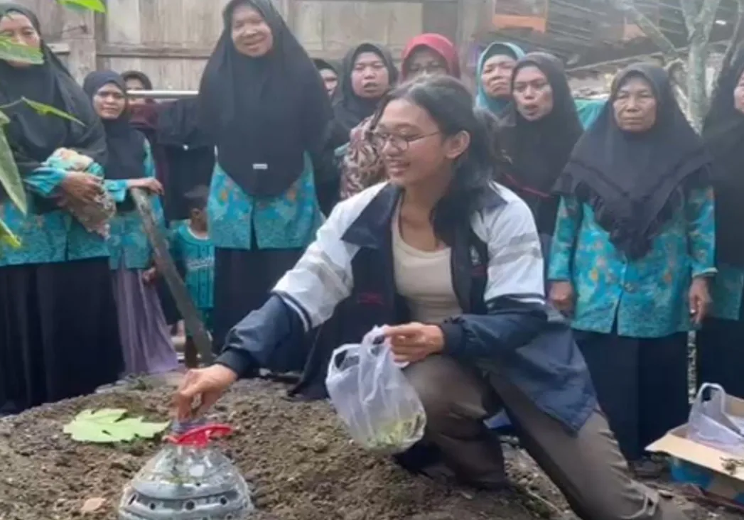 Inovasi Pengelolaan Sampah Organik Melalui Biopori Galon Bekas oleh Mahasiswa KKN Undip di Desa Kedungpilang