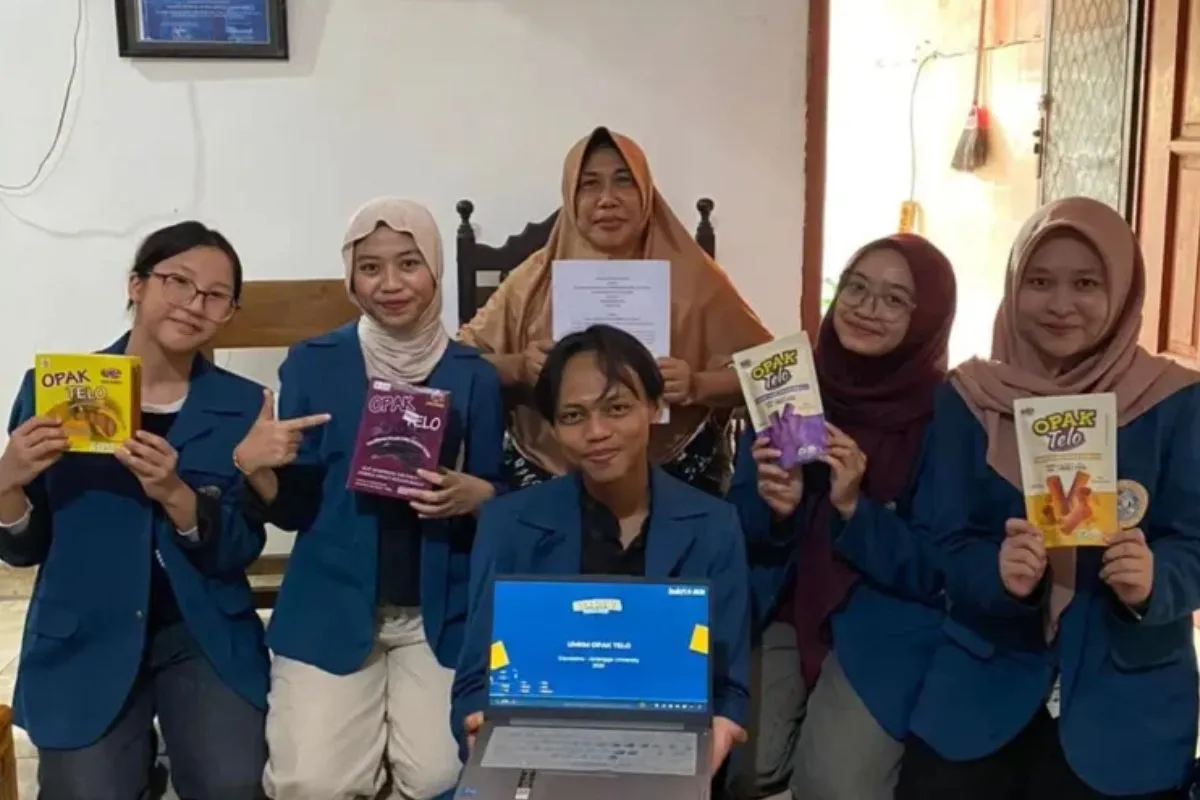 Mahasiswa UNAIR Berikan Pelatihan Keuangan Digital dan Branding Media Sosial kepada Pelaku UMKM Opak Telo