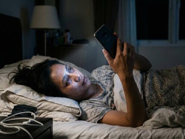 Penggunaan Ponsel Sebelum Tidur Dapat Meningkatkan Produksi Urine, Menurut Dokter