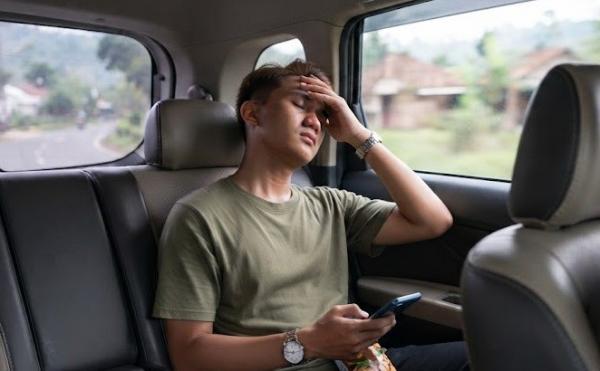 Alasan Mengapa Menggunakan HP Saat Berkendara Dapat Menyebabkan Mual