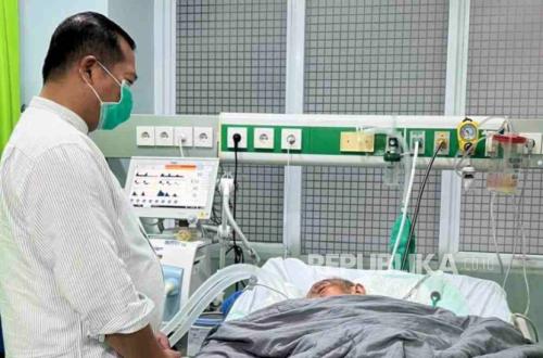 Menhan Kunjungi Tuan Guru Bagu yang Dirawat di RSPPN Soedirman