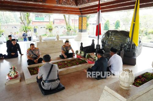 Kapolri Melakukan Ziarah ke Makam Soekarno Menjelang Hari Bhayangkara ke-80