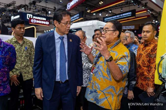 Menteri Keuangan Tinjau Truk Mitsubishi Fuso yang Lulus Uji Biodiesel B50 di GIIAS 2026