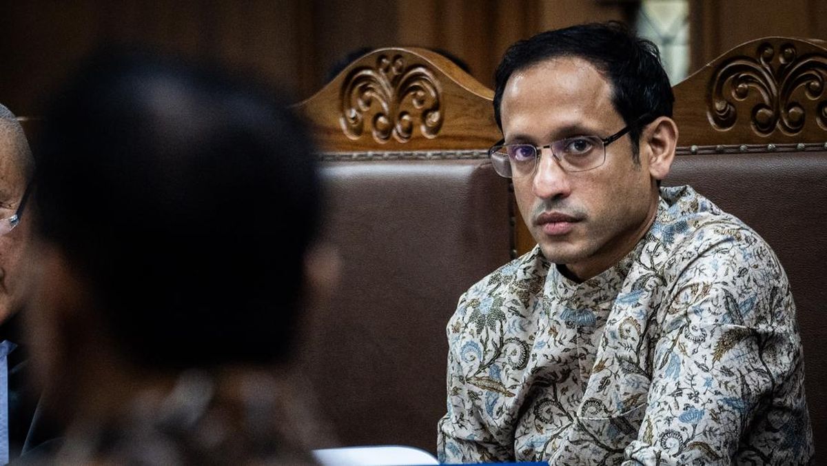 Nadiem Hadiri Sidang dengan Infus Masih Terpasang di Tangan