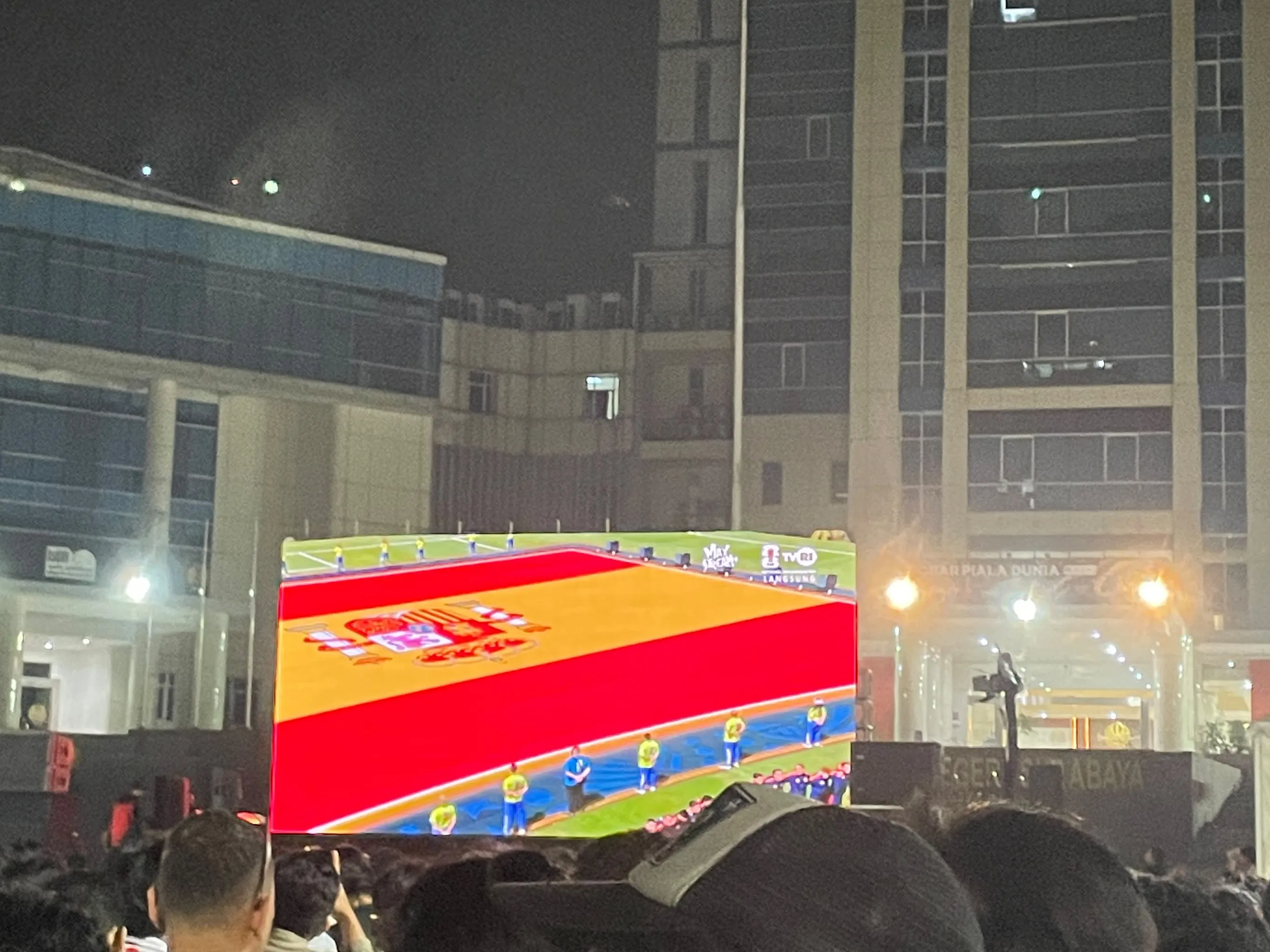 Antusiasme Warga Menyaksikan Piala Dunia 2026 di Unesa, Warek Ingatkan Pentingnya Makna Pertandingan
