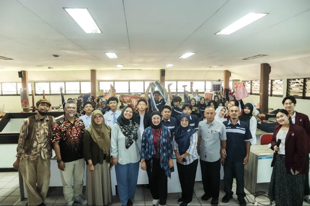 Pelatihan Digital Branding untuk Mendorong Kreativitas Batikpreneur Muda di SMKN 14 Bandung