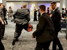 Pengawal Trump Ditembak, Peluru Mengenai Alat Pelindungnya