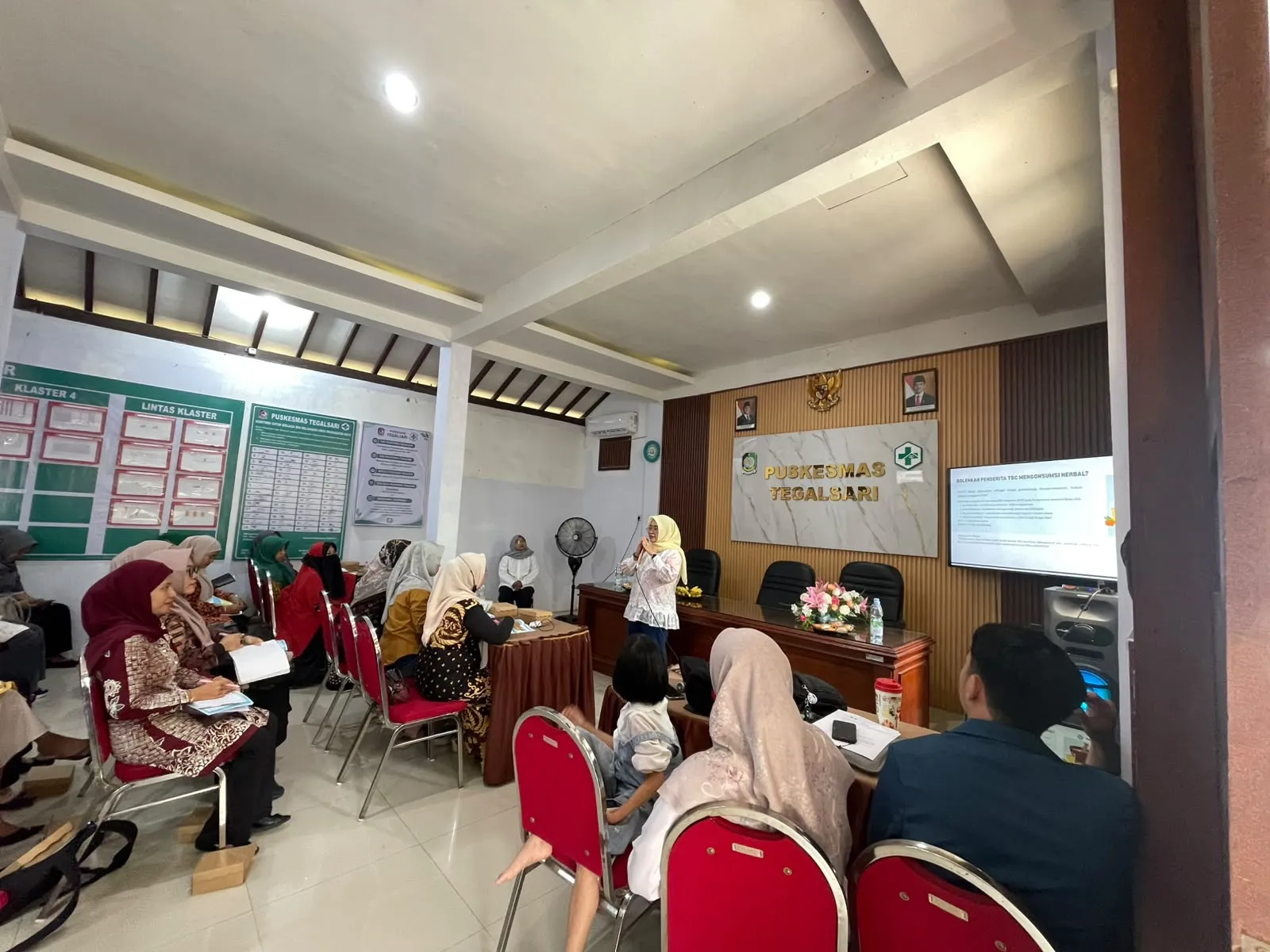 Kader Banyuwangi Diberikan Pelatihan Literasi Radiologi dan Herbal untuk Atasi TBC oleh Pengmas UNAIR