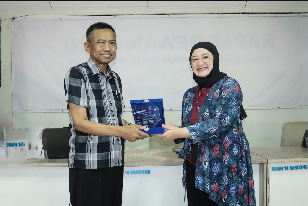 Peningkatan Kemampuan Pemasaran Digital Berbasis AI di SMKN 14 Bandung