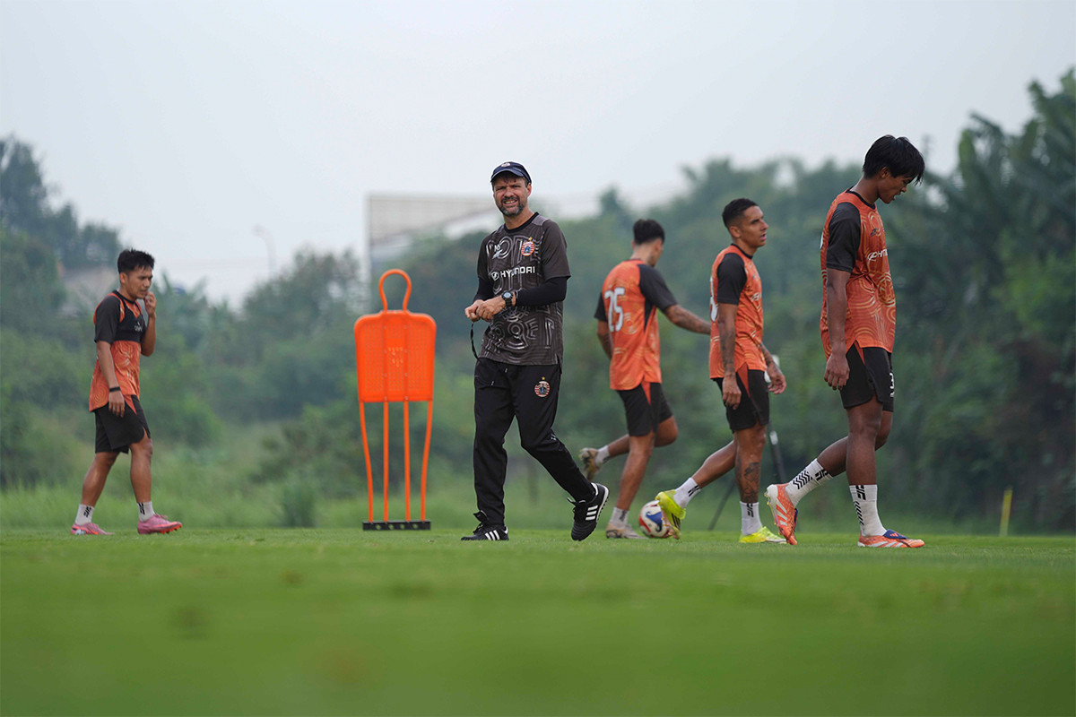Persija Jakarta Hadapi Tantangan di Samarinda, Mauricio Souza Soroti Kondisi Lapangan