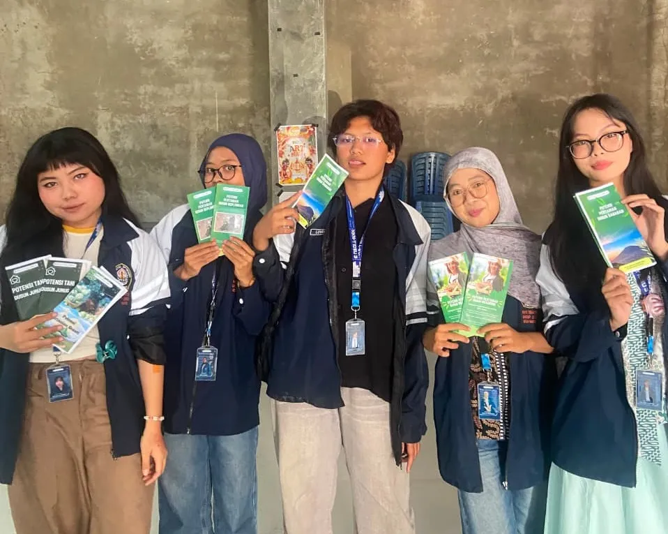 Mahasiswa Sejarah UNDIP Kenalkan Potensi Pertanian Melalui Leaflet di Desa Wates