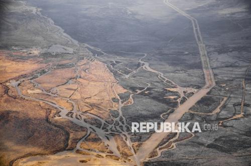 Upaya Petugas Mengatasi Kebakaran Hutan di Gunung Semeru