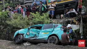---
Polisi Akan Periksa Sopir Taksi Green SM dan Masinis Kereta

---