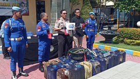 ---
Polisi Ungkap Jaringan Penyelundupan Solar Subsidi di Surabaya
---